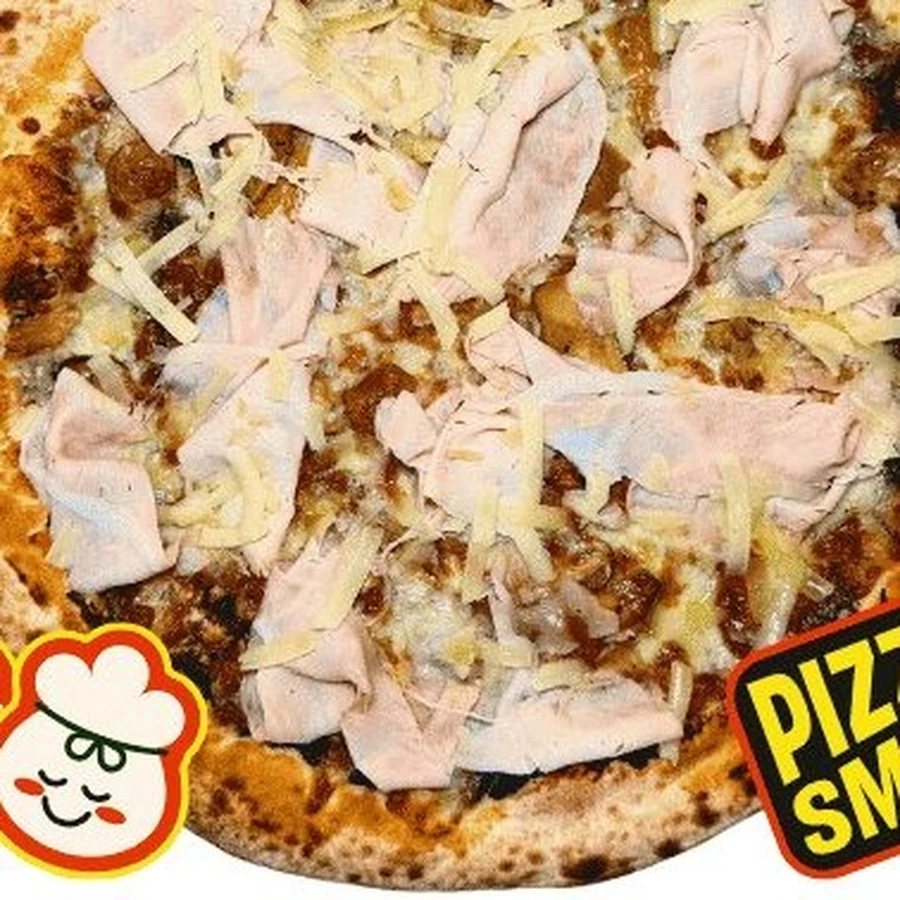 La pizza Heidi di Pizza Smile, con fiordilatte e prosciutto cotto a pezzi su base al tartufo.